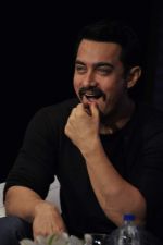 Aamir Khan at Star TV_s new show announcement in Taj Land_s End on 22nd Oct 2011 (31).JPG